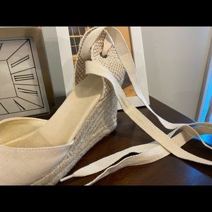 Soludos ivory wedges size 7. excellent shape